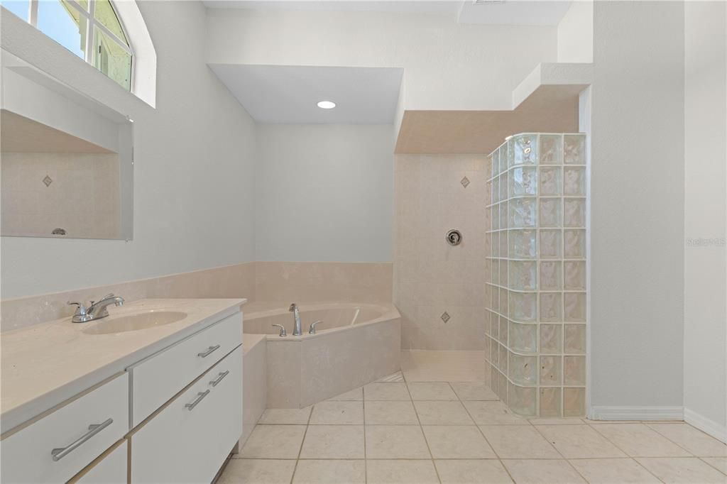 En Venta: $565,000 (3 camas, 2 baños, 2383 Pies cuadrados)