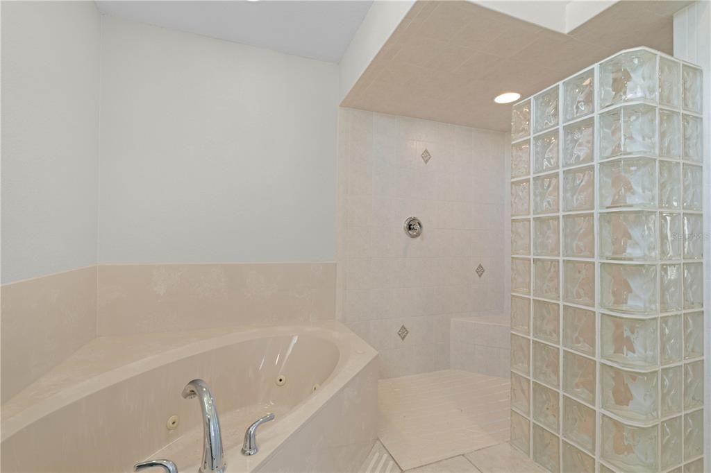 En Venta: $565,000 (3 camas, 2 baños, 2383 Pies cuadrados)