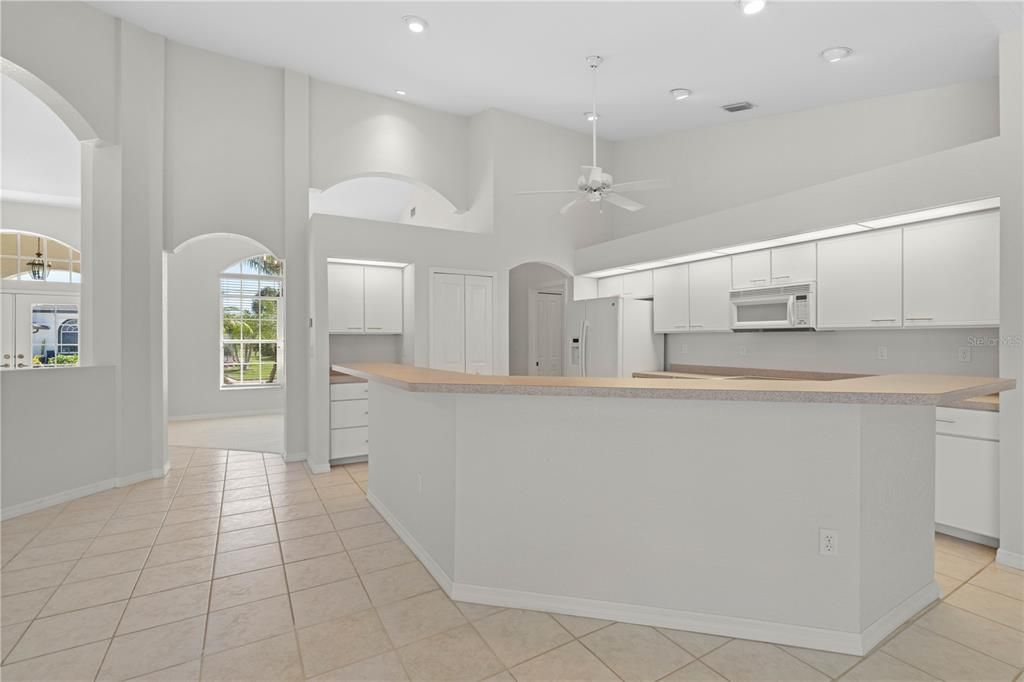 En Venta: $565,000 (3 camas, 2 baños, 2383 Pies cuadrados)