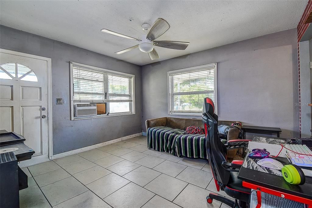 For Sale: $344,900 (4 beds, 1 baths, 1134 Square Feet)
