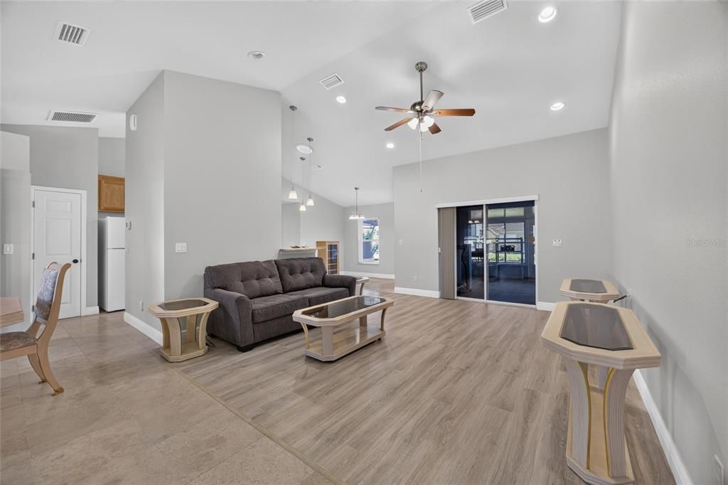 En Venta: $325,000 (3 camas, 2 baños, 2209 Pies cuadrados)