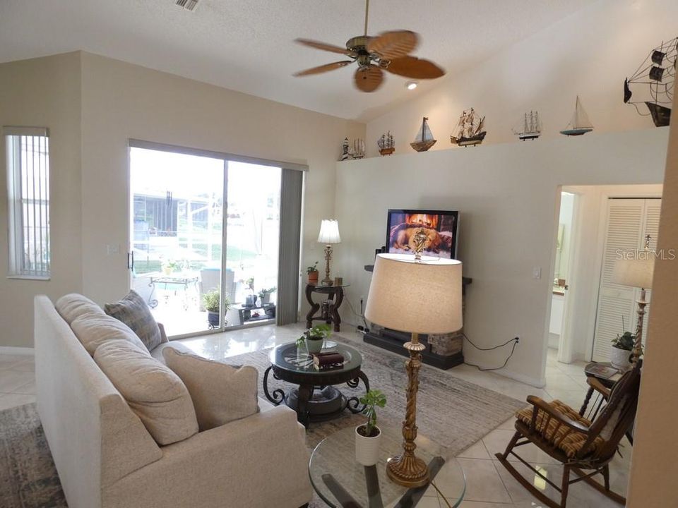 En Venta: $419,900 (3 camas, 3 baños, 1916 Pies cuadrados)