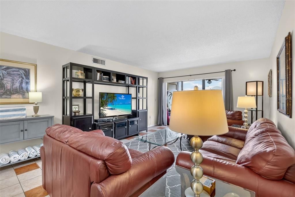En Venta: $449,000 (2 camas, 2 baños, 1101 Pies cuadrados)