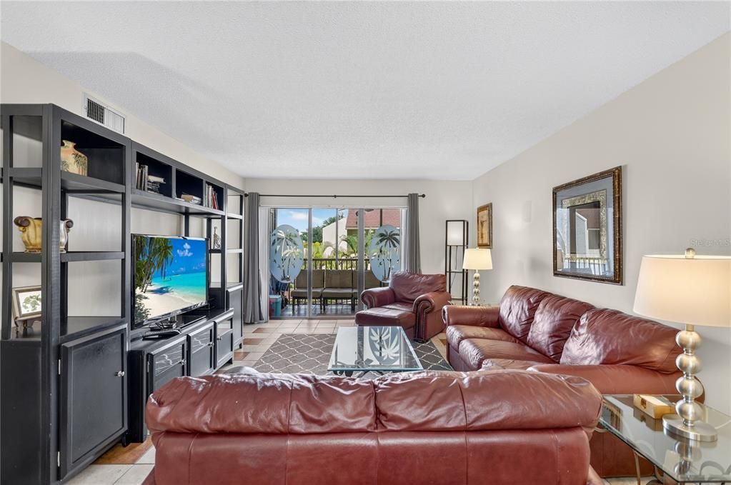 En Venta: $449,000 (2 camas, 2 baños, 1101 Pies cuadrados)