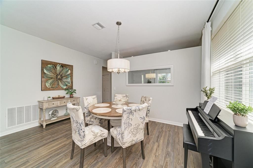 Activo con contrato: $519,000 (3 camas, 2 baños, 2075 Pies cuadrados)