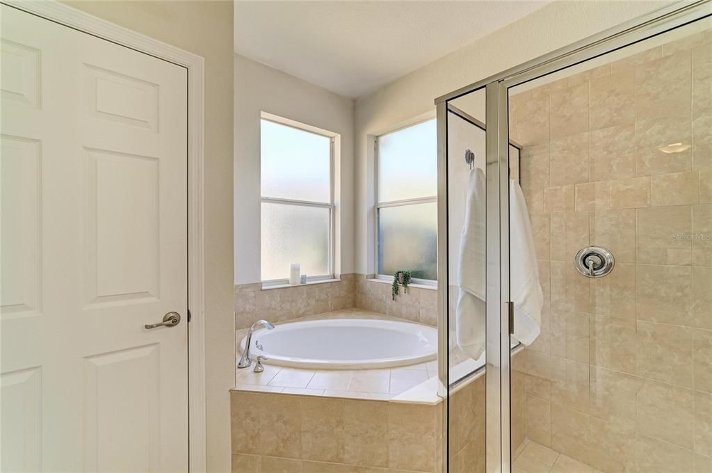 Activo con contrato: $519,000 (3 camas, 2 baños, 2075 Pies cuadrados)