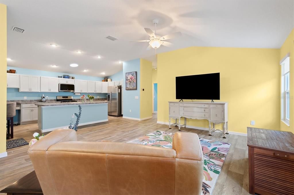 For Sale: $309,000 (2 beds, 2 baths, 1434 Square Feet)