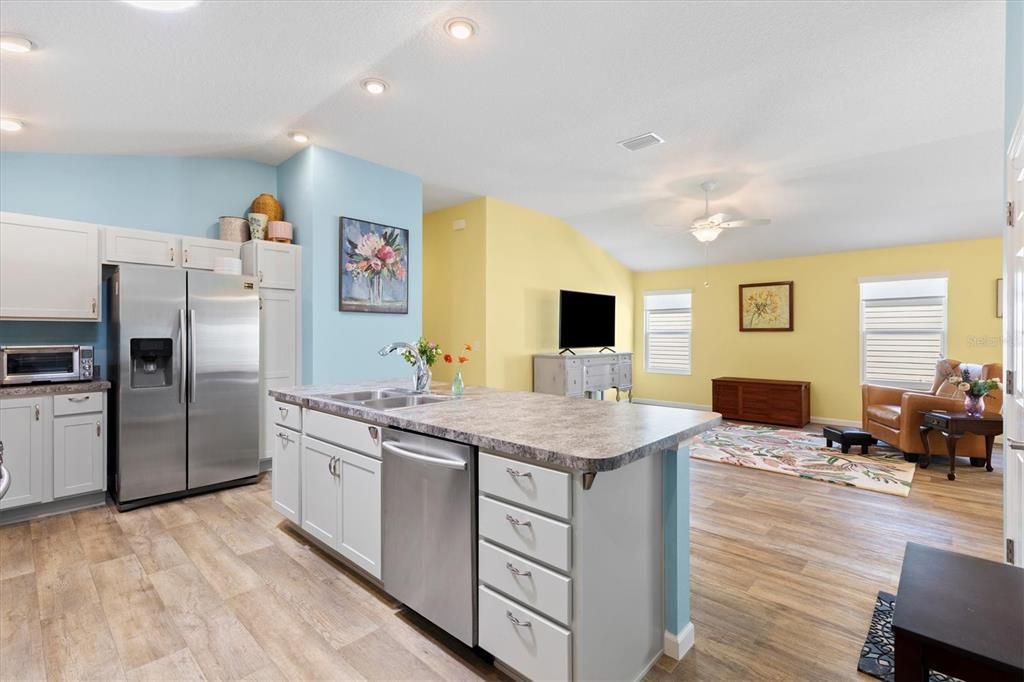 For Sale: $309,000 (2 beds, 2 baths, 1434 Square Feet)