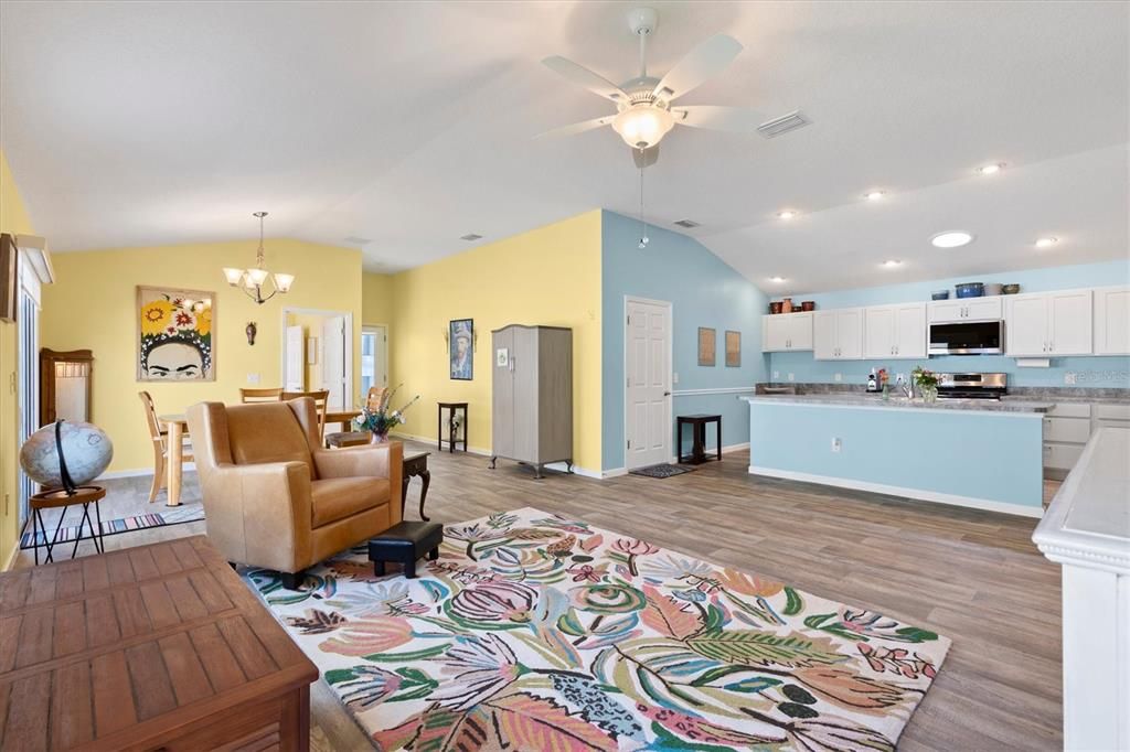 For Sale: $309,000 (2 beds, 2 baths, 1434 Square Feet)