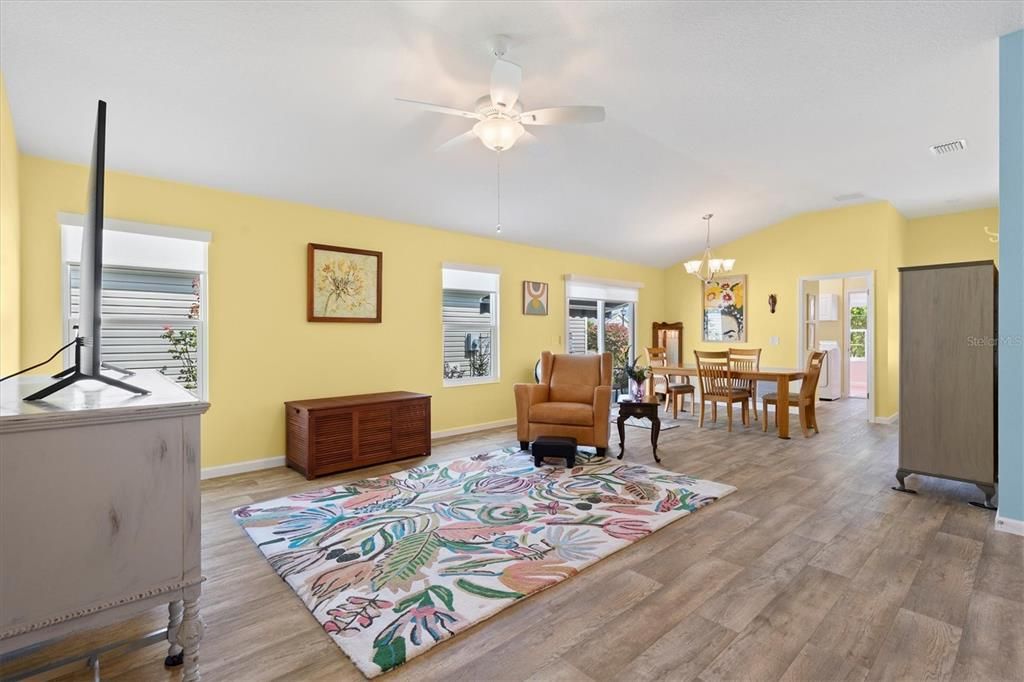 For Sale: $309,000 (2 beds, 2 baths, 1434 Square Feet)