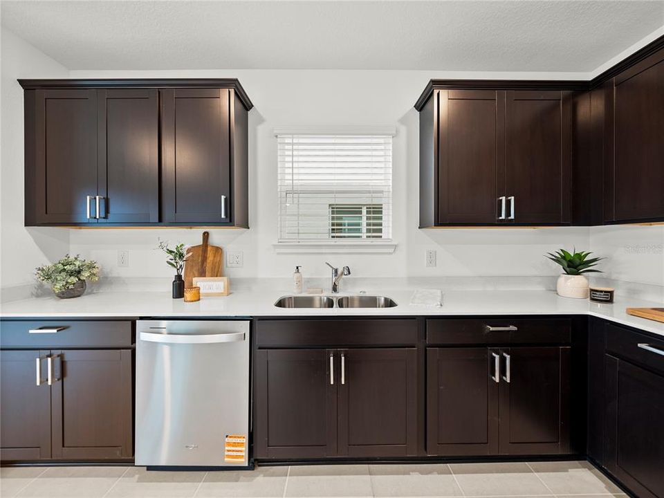 For Sale: $449,900 (5 beds, 3 baths, 2586 Square Feet)