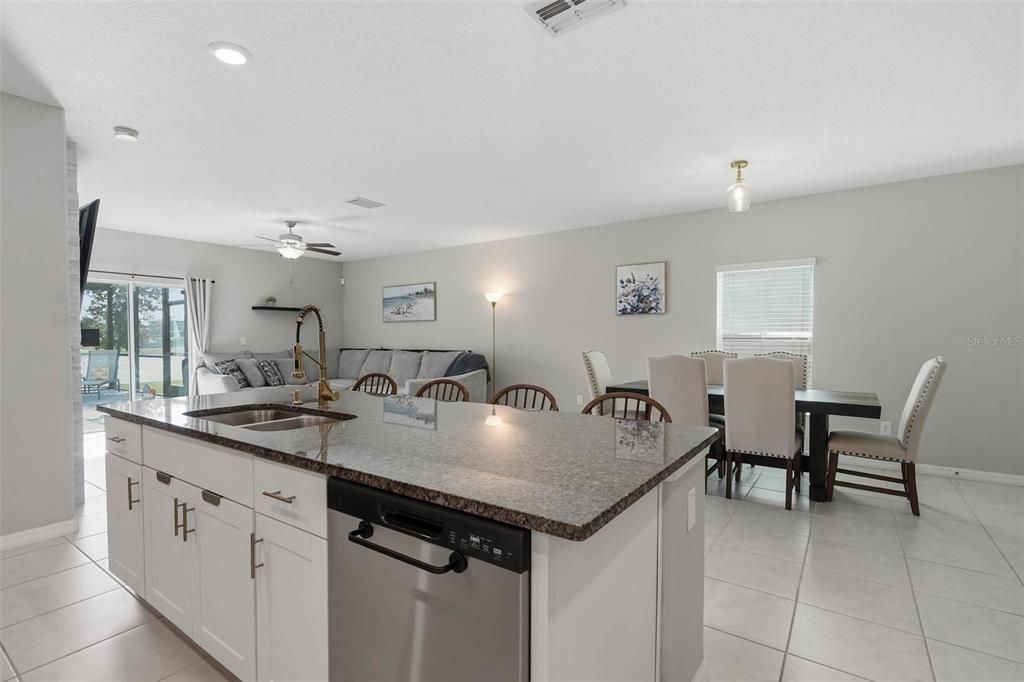 En Venta: $420,000 (6 camas, 3 baños, 2580 Pies cuadrados)