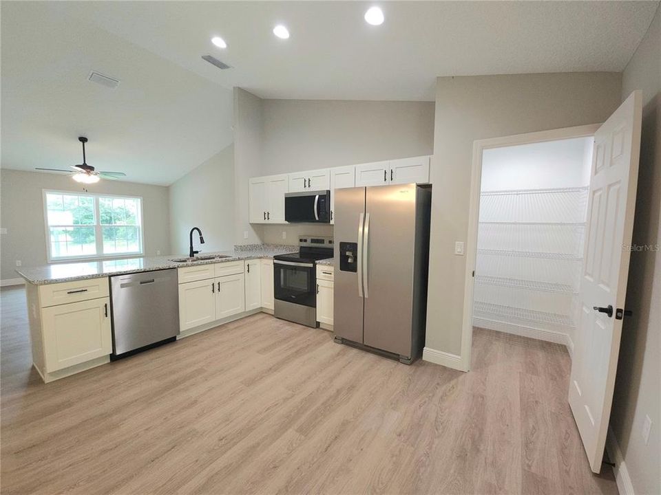В аренду: $1,695 (3 спален, 2 ванн, 1405 Квадратных фут)
