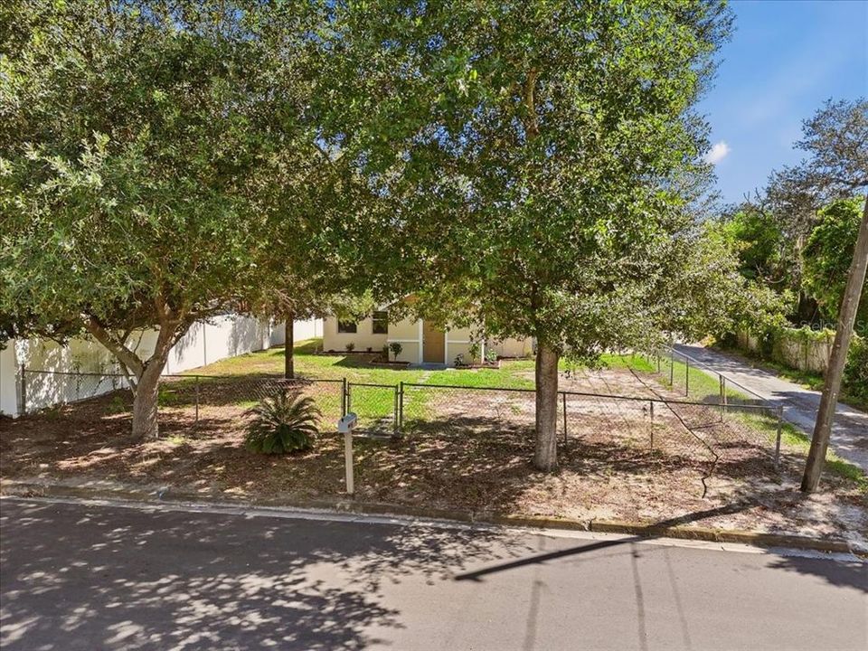 For Sale: $180,000 (2 beds, 1 baths, 876 Square Feet)