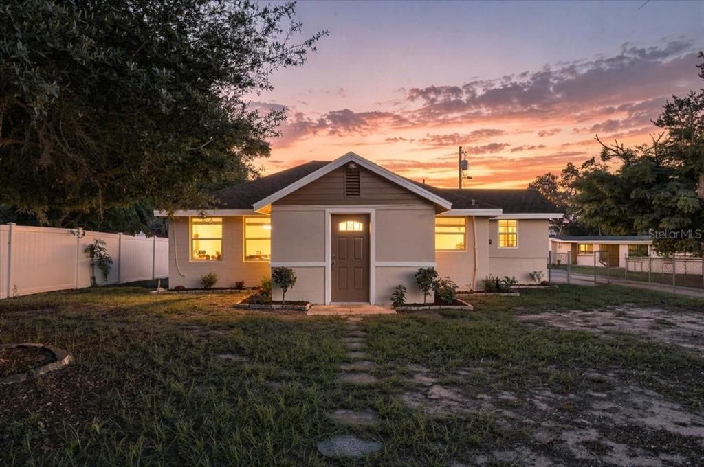 For Sale: $180,000 (2 beds, 1 baths, 876 Square Feet)
