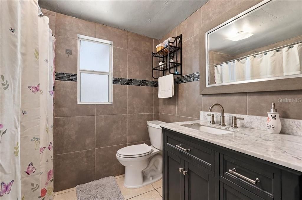 For Sale: $180,000 (2 beds, 1 baths, 876 Square Feet)