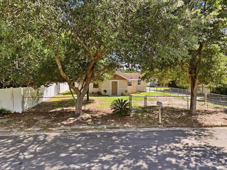 For Sale: $180,000 (2 beds, 1 baths, 876 Square Feet)