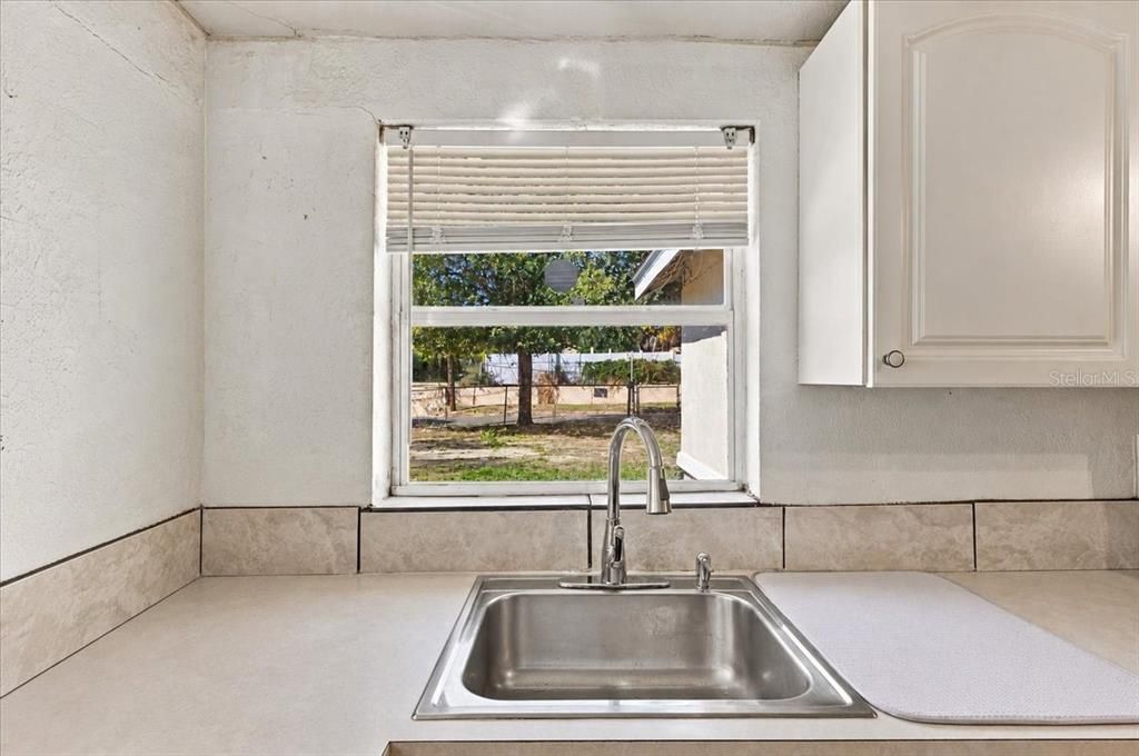 For Sale: $180,000 (2 beds, 1 baths, 876 Square Feet)