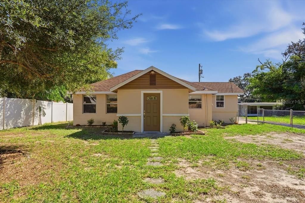 For Sale: $180,000 (2 beds, 1 baths, 876 Square Feet)