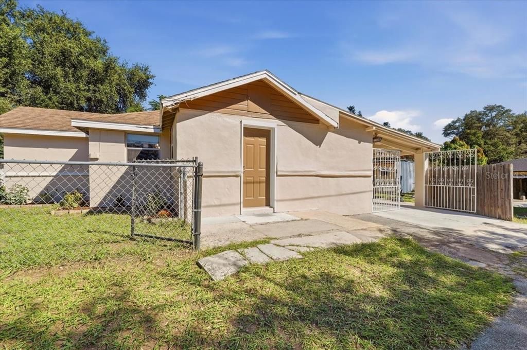 For Sale: $180,000 (2 beds, 1 baths, 876 Square Feet)