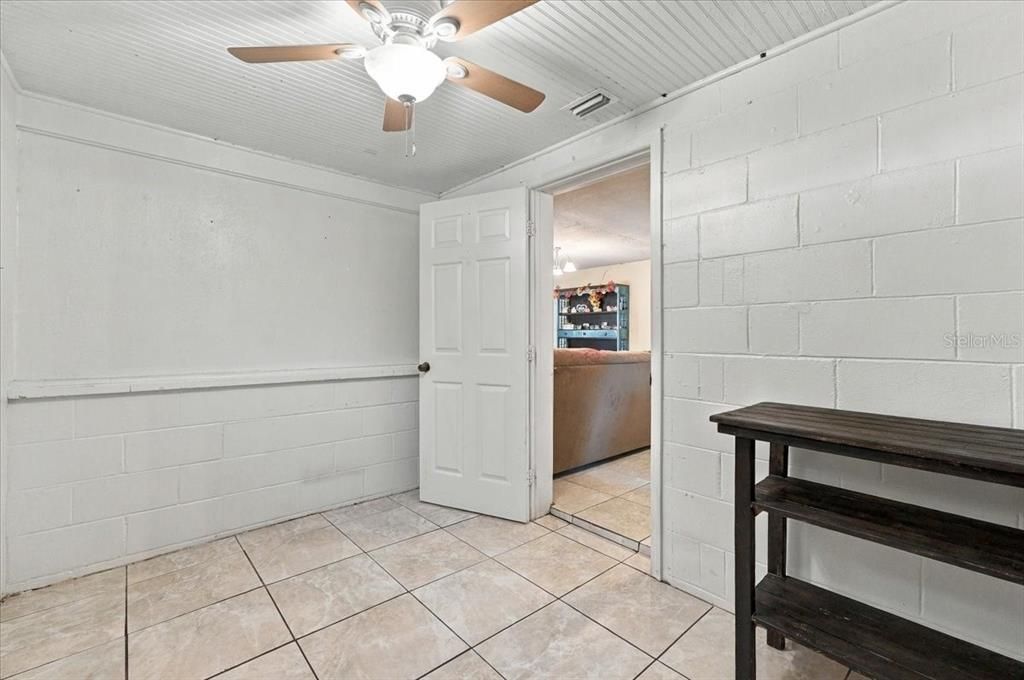 For Sale: $180,000 (2 beds, 1 baths, 876 Square Feet)