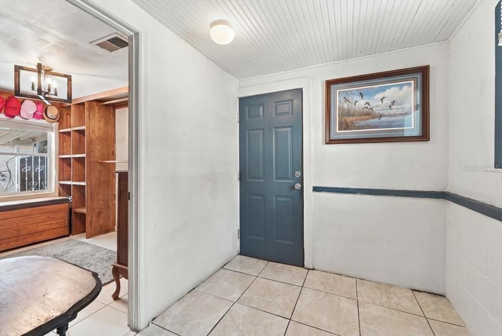 For Sale: $180,000 (2 beds, 1 baths, 876 Square Feet)