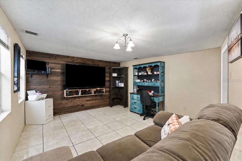 For Sale: $180,000 (2 beds, 1 baths, 876 Square Feet)