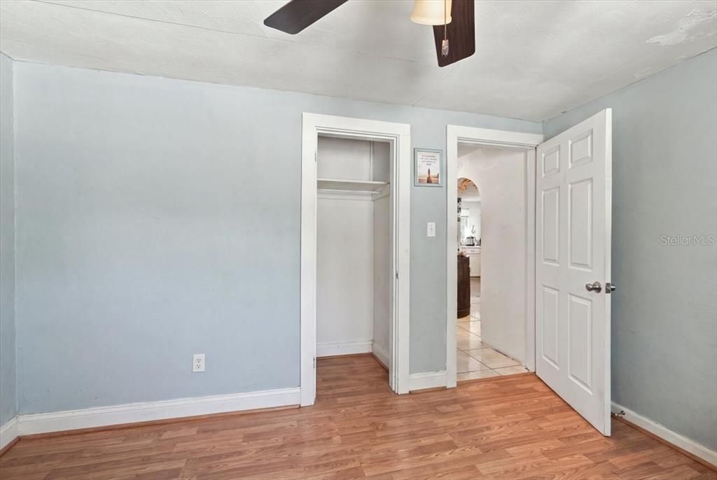 For Sale: $180,000 (2 beds, 1 baths, 876 Square Feet)