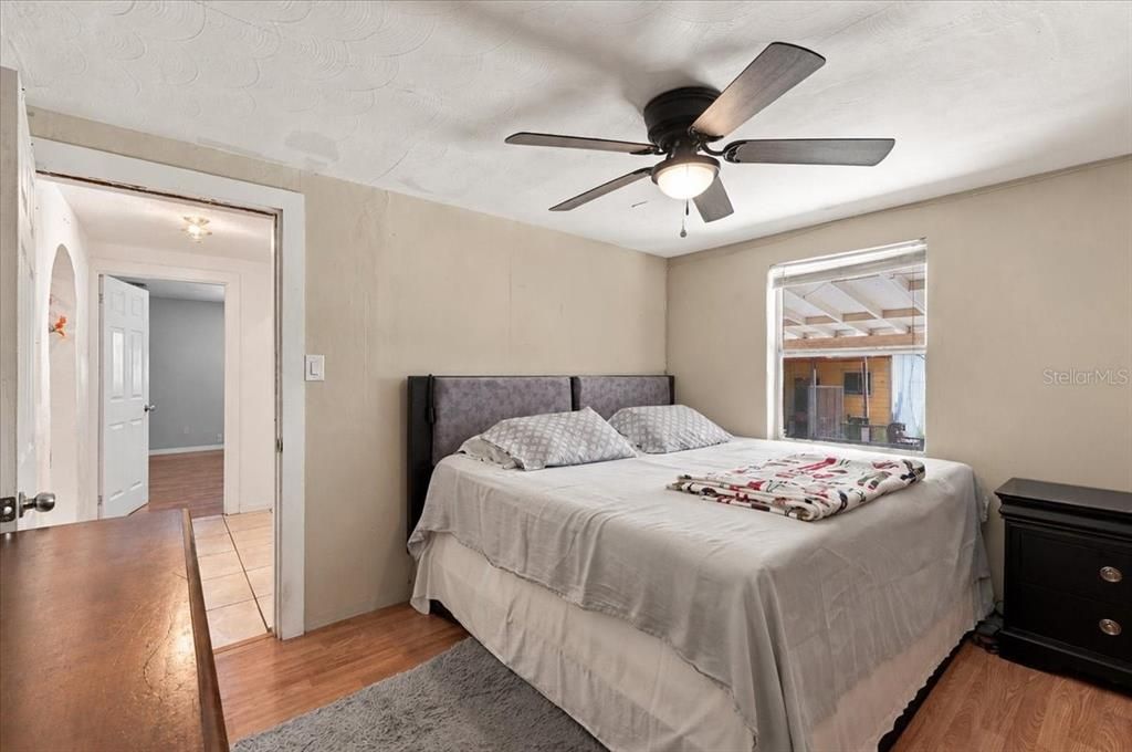 For Sale: $180,000 (2 beds, 1 baths, 876 Square Feet)