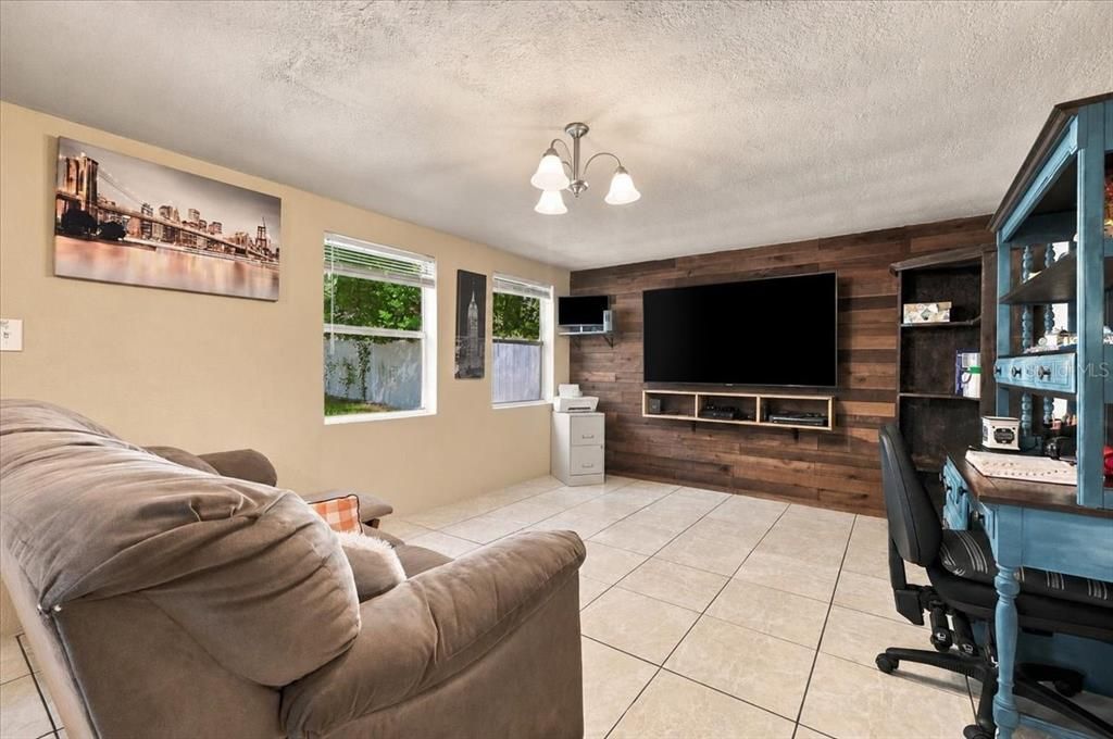For Sale: $180,000 (2 beds, 1 baths, 876 Square Feet)