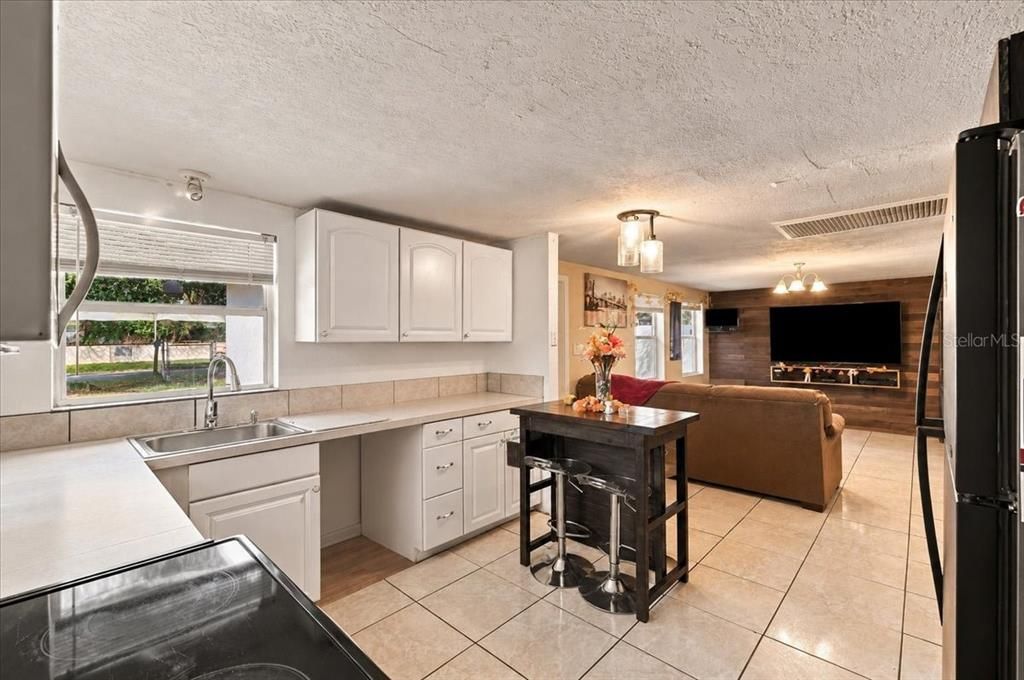 For Sale: $180,000 (2 beds, 1 baths, 876 Square Feet)