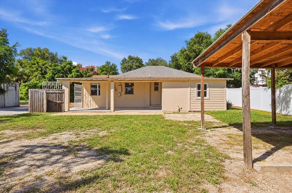 For Sale: $180,000 (2 beds, 1 baths, 876 Square Feet)