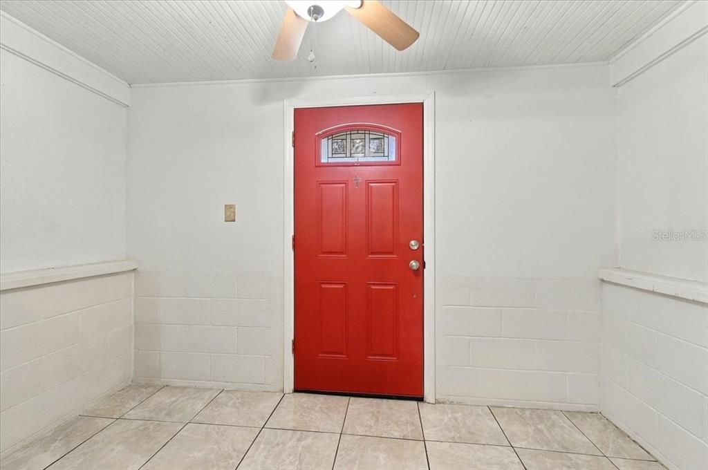 For Sale: $180,000 (2 beds, 1 baths, 876 Square Feet)