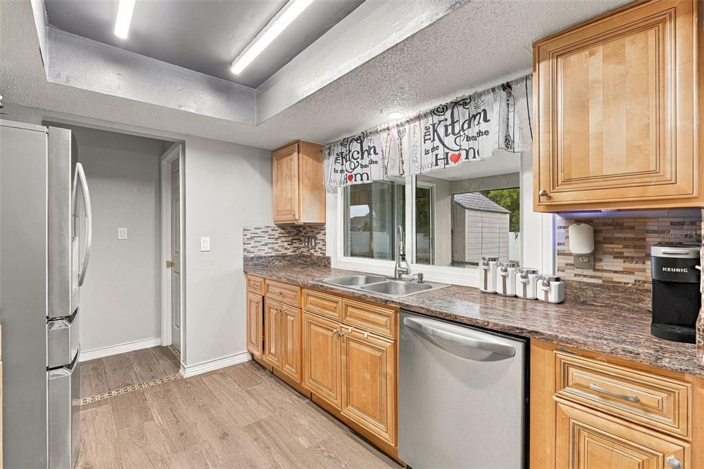 На продажу: $239,999 (2 спален, 2 ванн, 1394 Квадратных фут)