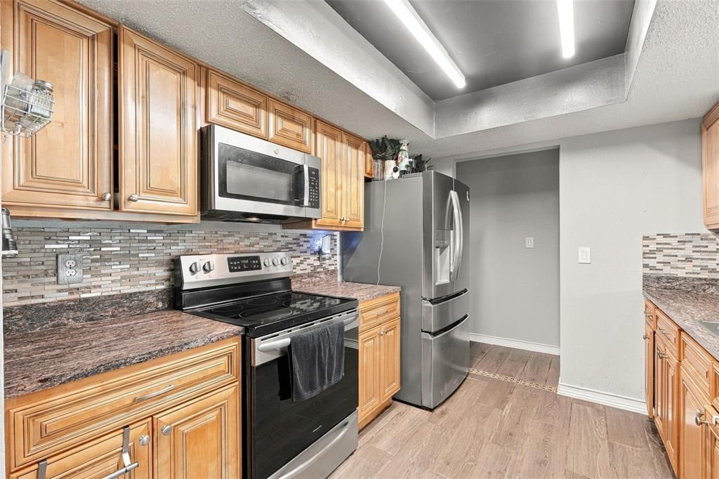 На продажу: $239,999 (2 спален, 2 ванн, 1394 Квадратных фут)