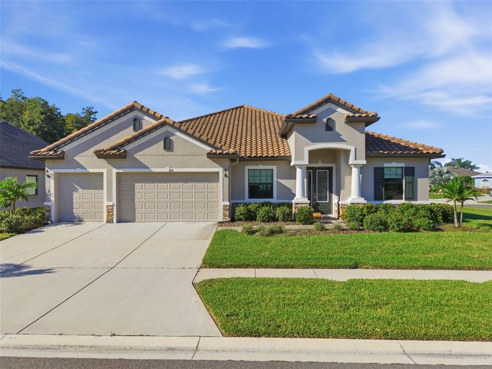 En Venta: $699,900 (4 camas, 4 baños, 3138 Pies cuadrados)