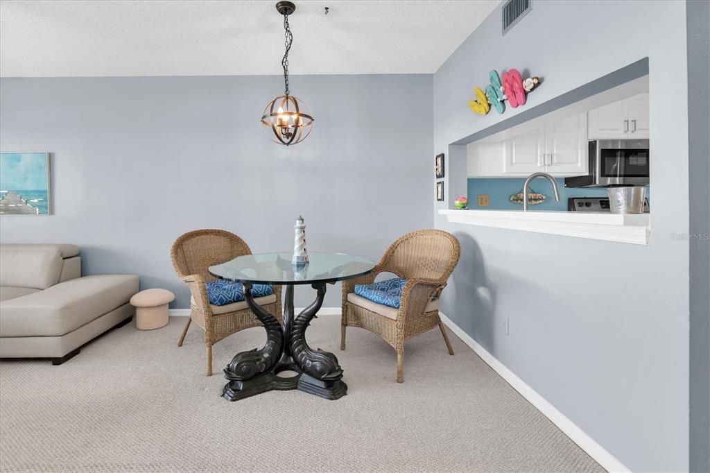 For Sale: $179,900 (2 beds, 1 baths, 720 Square Feet)