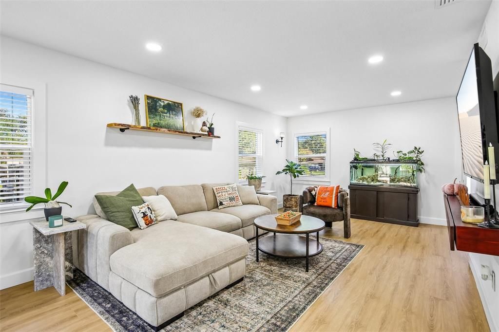 En Venta: $549,999 (3 camas, 2 baños, 1950 Pies cuadrados)