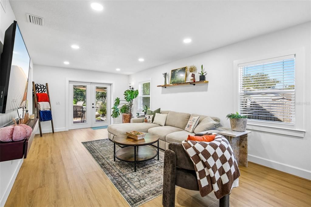 En Venta: $549,999 (3 camas, 2 baños, 1950 Pies cuadrados)