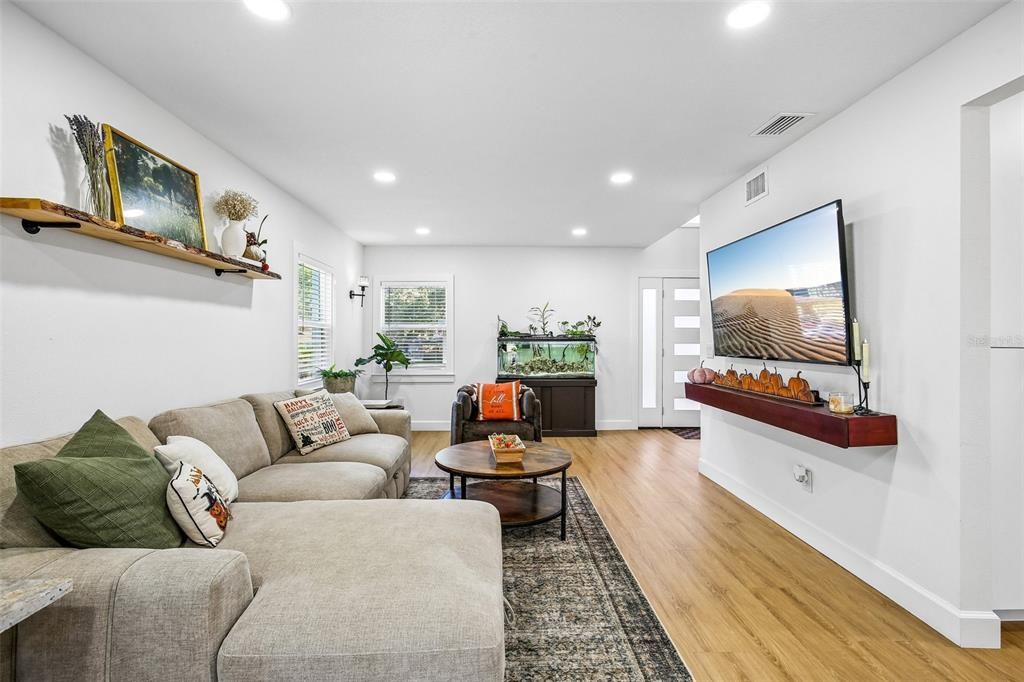 En Venta: $549,999 (3 camas, 2 baños, 1950 Pies cuadrados)
