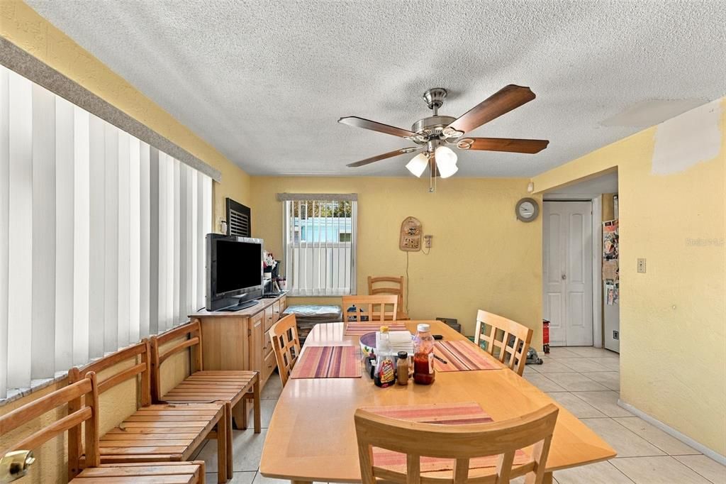 На продажу: $425,000 (4 спален, 2 ванн, 1456 Квадратных фут)