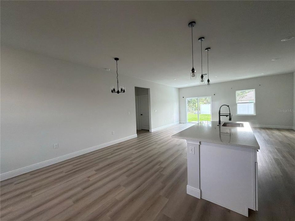 В аренду: $2,000 (4 спален, 2 ванн, 1850 Квадратных фут)