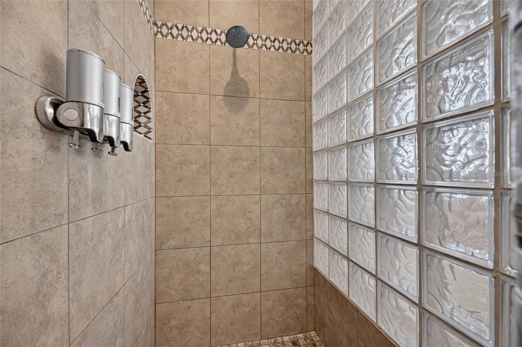 En Venta: $1,149,000 (4 camas, 2 baños, 2565 Pies cuadrados)