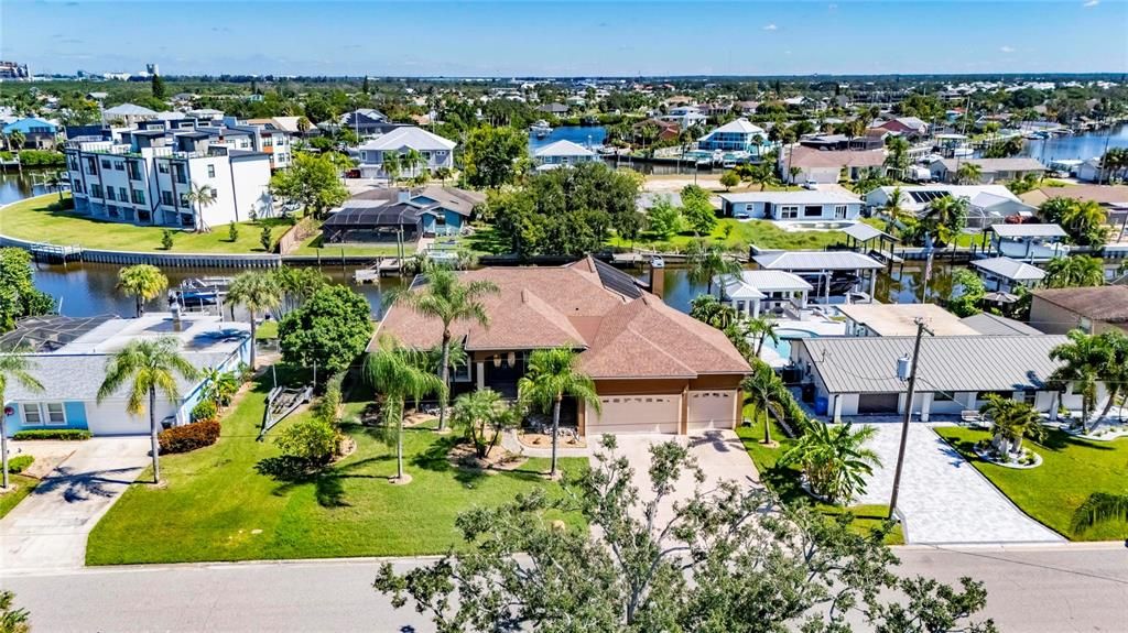 En Venta: $1,149,000 (4 camas, 2 baños, 2565 Pies cuadrados)