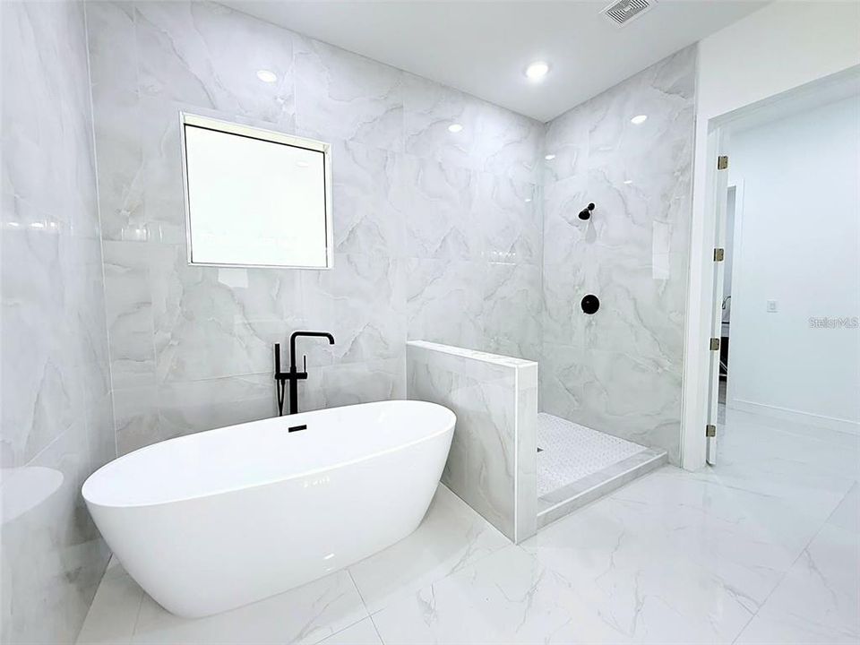 For Rent: $2,400 (4 beds, 3 baths, 2158 Square Feet)