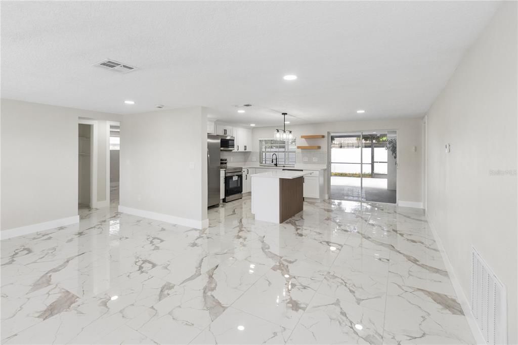 En Venta: $325,000 (4 camas, 2 baños, 1451 Pies cuadrados)