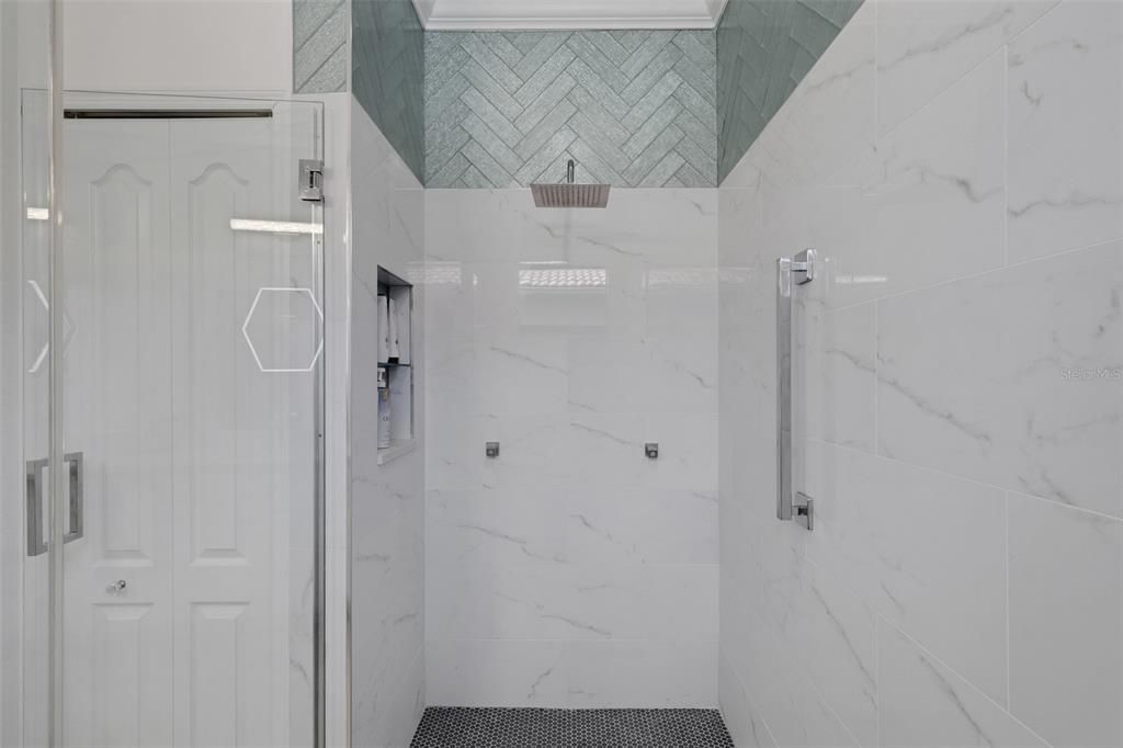 En Venta: $650,000 (4 camas, 3 baños, 2025 Pies cuadrados)
