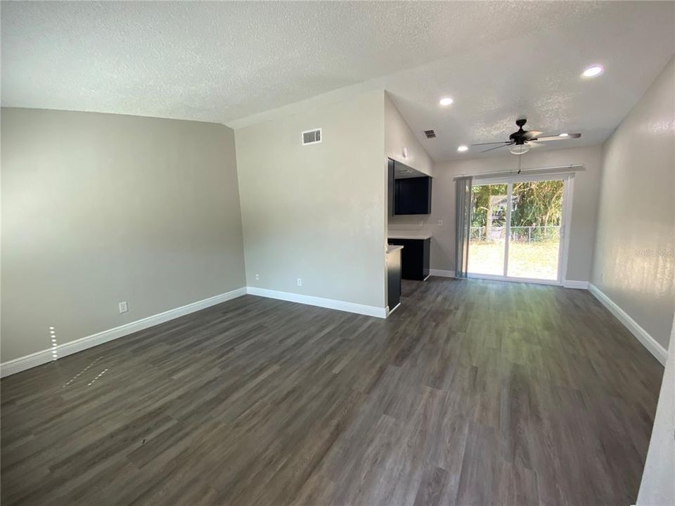 В аренду: $1,800 (2 спален, 2 ванн, 906 Квадратных фут)