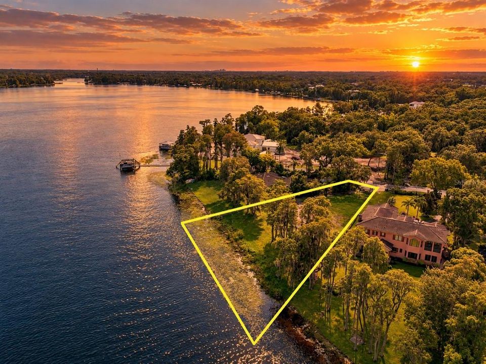 На продажу: $1,600,000 (0.98 acres)