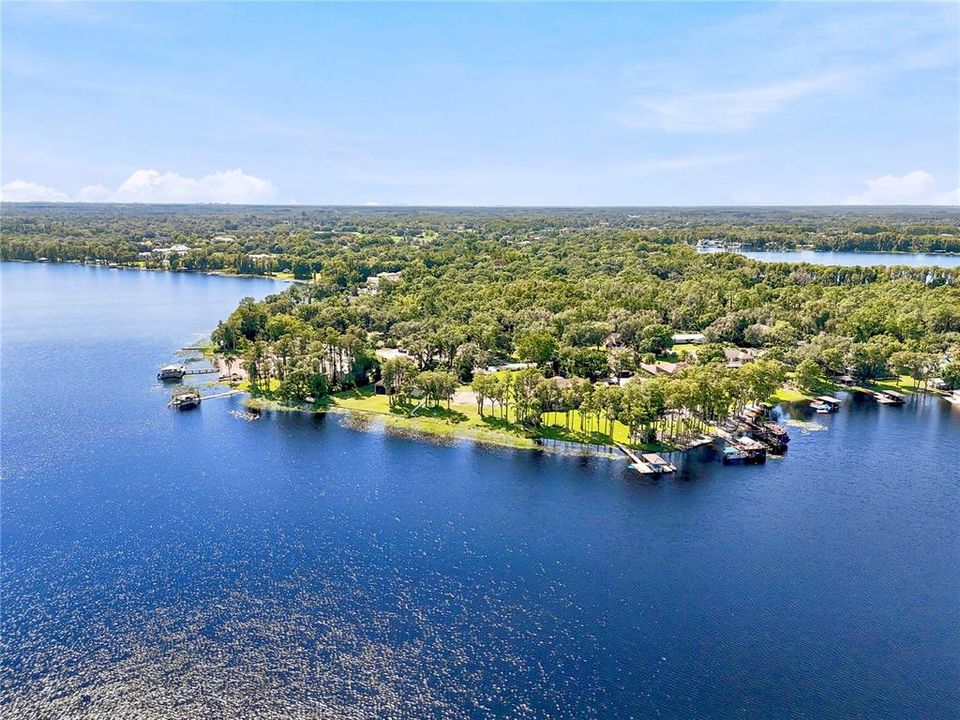 На продажу: $1,600,000 (0.98 acres)